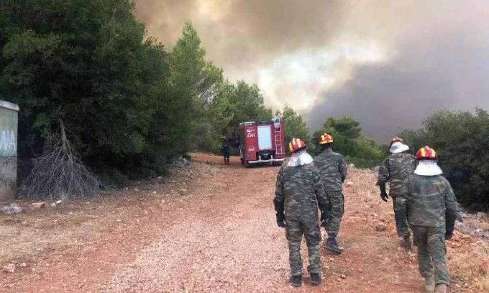 Μεγάλη φωτιά στη Σούδα- Εκκενώθηκαν τα κτίρια του Ναυστάθμου